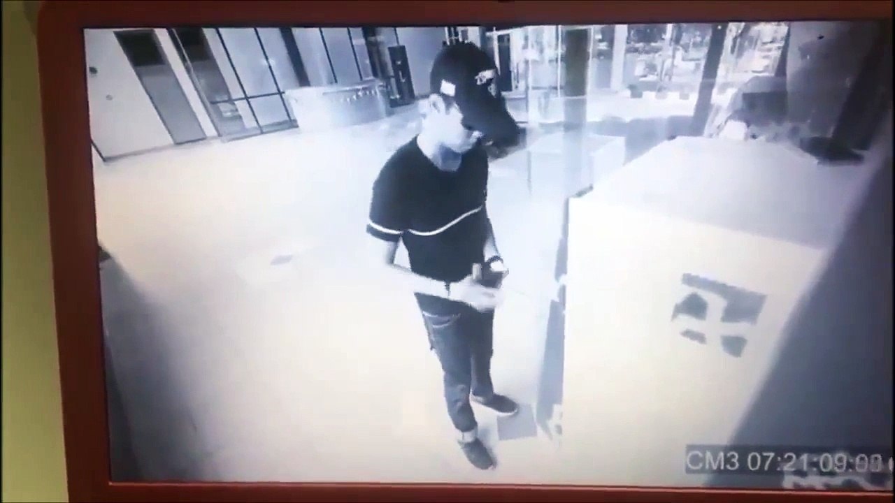 Jackpot pour cet homme qui vient retirer de l'argent au distributeur!