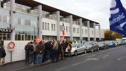 La  CGT manifeste devant le commissariat