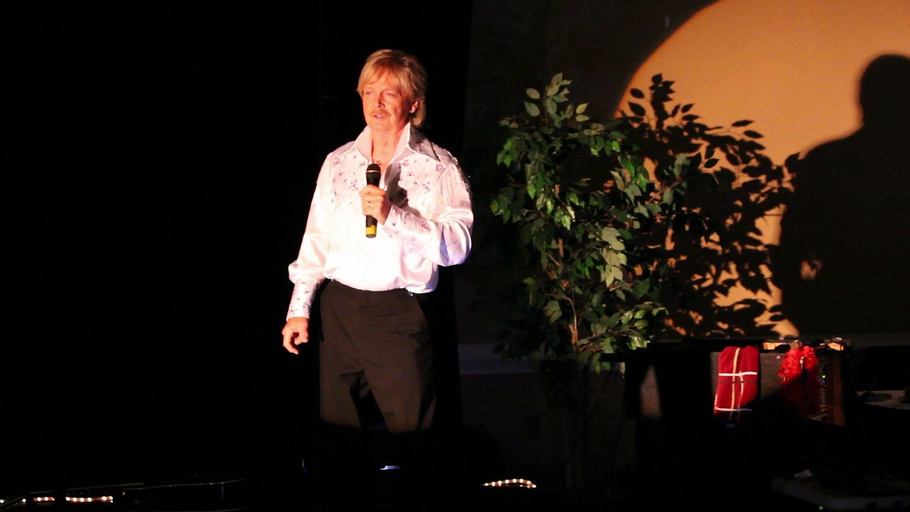 Gene Hodge sings 'Elvis Medley' Sheffield Remembers 2016