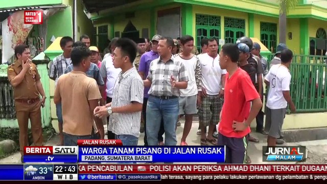 Protes Jalan Berlubang, Warga Tanam Pohon Pisang di Jalan