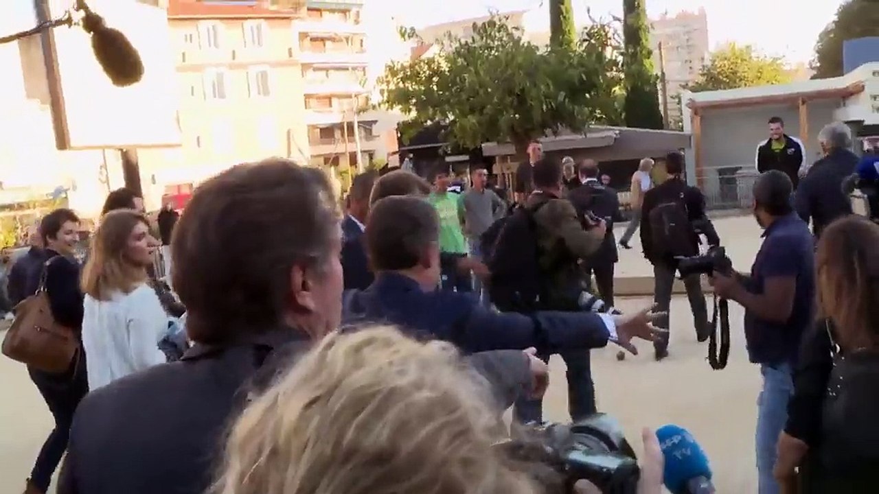 Nicolas Sarkozy, agacé par des journalistes : "C'est des sauvages, passez-leur dessus !"