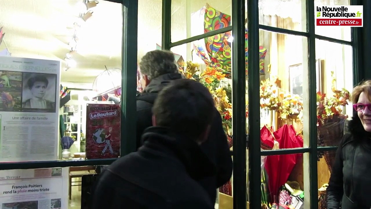 VIDEO. Poitiers. Un p'tit coin de parapluie pour Arnaud Montebourg