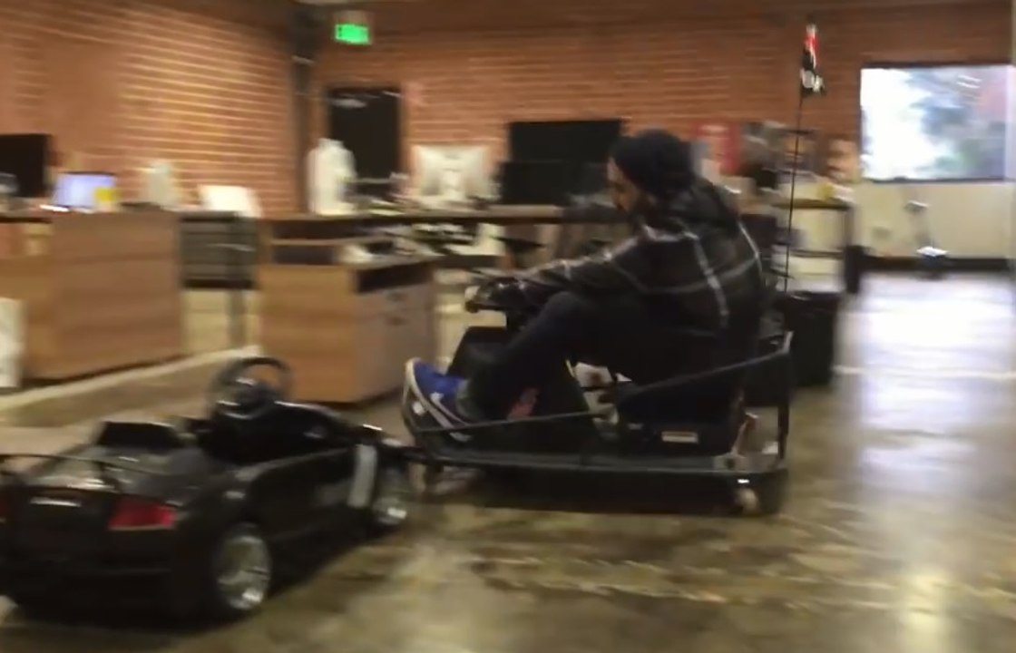 Il s’amuse à faire des drifts au bureau avec un go-kart.
