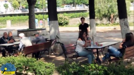 Türkiyede-İnsanların-Ellerinden-Sigarayı-Alıp-Yere-Atmak - 10Youtube.com