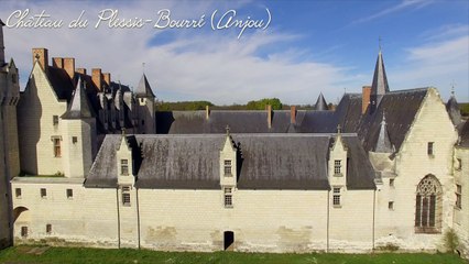 CHÂTEAU DU PLESSIS-BOURRÉ VU PAR DRONE AU PRINTEMPS