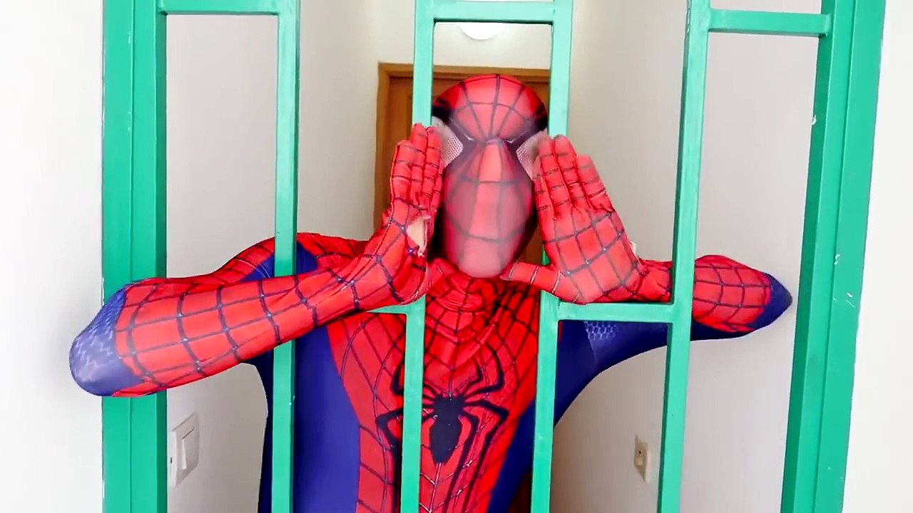 NGƯỜI NHỆN VÀ NỮ HOÀNG BĂNG GIÁ: Nữ hoàng Elsa và Người nhện chăm bé (Phần 1)