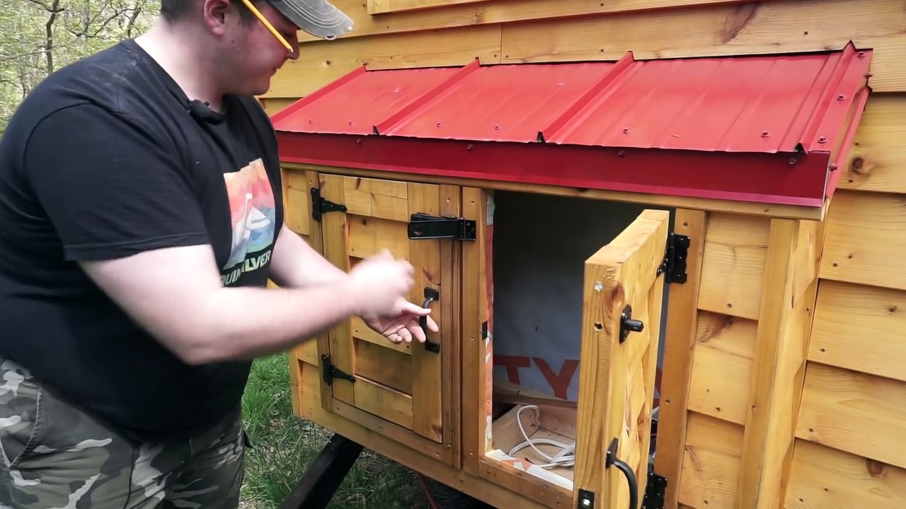 On le trouvait fou de vouloir vivre dans maison aussi minuscule! Puis, quand ils entrent à l'intérieur! Ils sont sous...