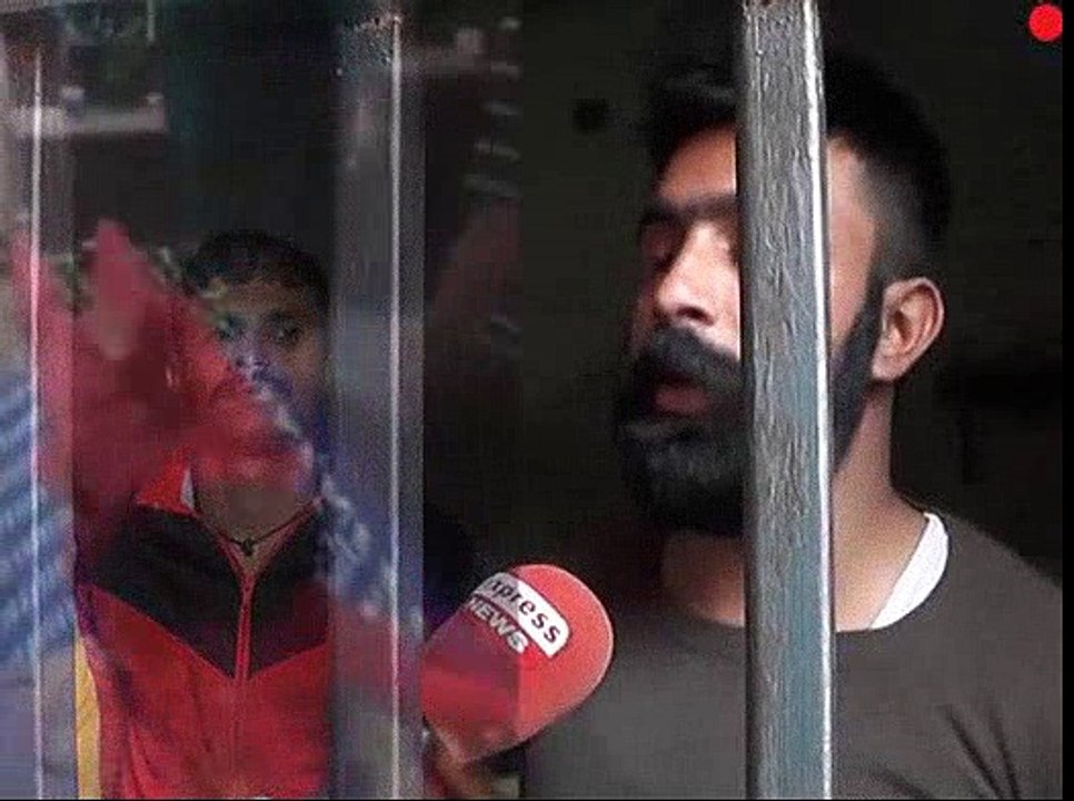 Is Bandy Ki baty Sune Dakhy SSlakho K Peachy Khare Ho Kar Khawaja Sara Ko Kiya Bata Raha K Koun Mara Hai