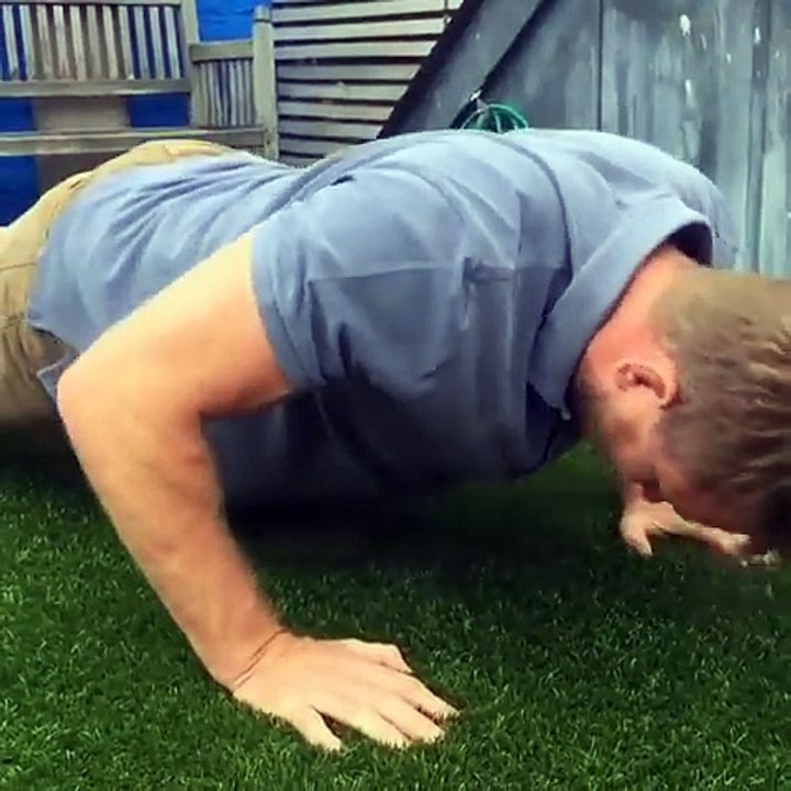 22 Pushup Challenge Jason Statham vs Guy Ritchie