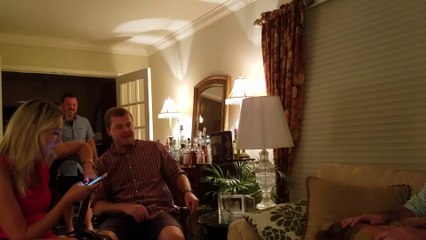 Quand ton seul talent est inutile mais bien fun : faire tourner des coussins sur le doigt