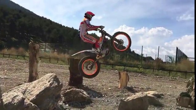 Ce biker escalade ce qu'il veut en motocross. Fou!