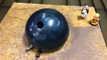 Découper une boule de bowling en 2 avec un jet d'eau