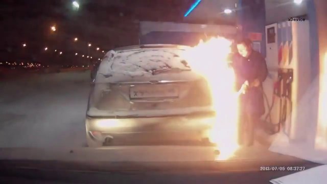 Foutre le feu à sa voiture à la station essence... BRAVO