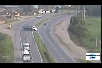 Байкер едва ушел от столкновения с грузовиком