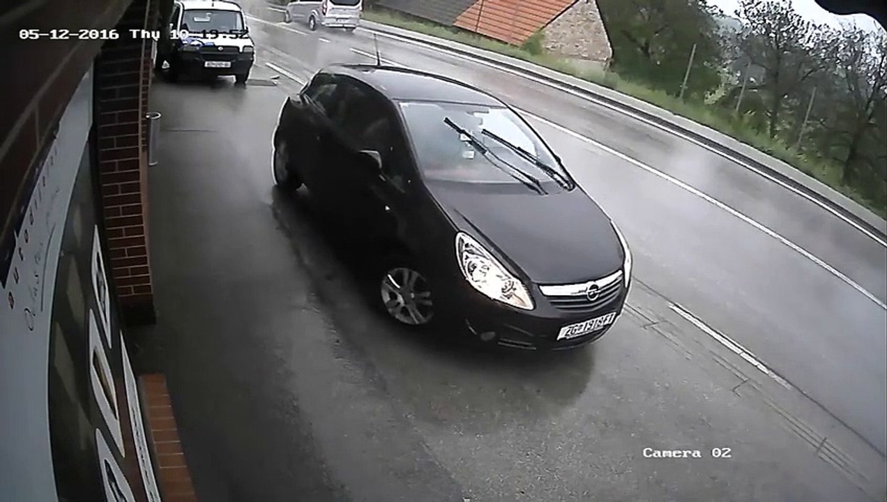 Cet automobiliste oublie son frein à main ! Adieu voiture!