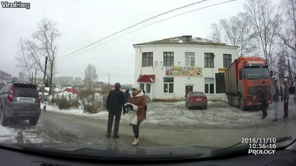 Ils manquent de se faire tuer pendant la démolition d'une maison... Chaud