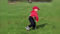 On t'avait dit de l'inscrire à la danse et pas au baseball... Adorable le gamin