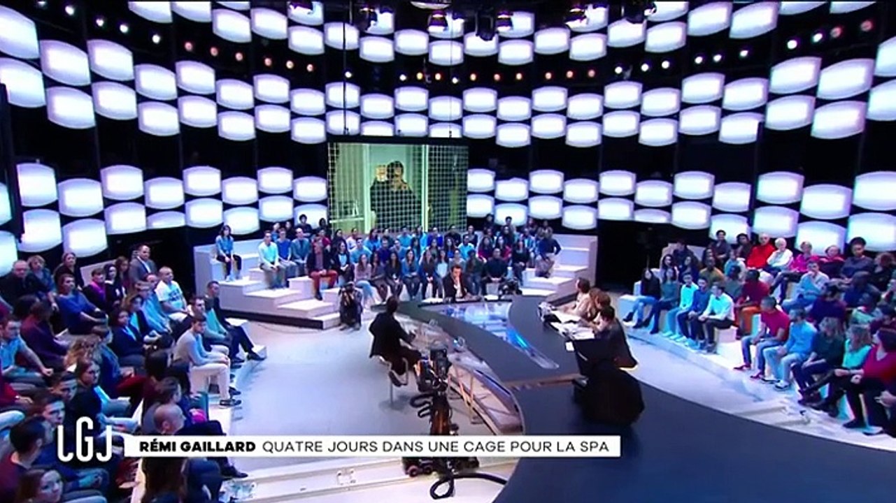 Rémi Gaillard met un vent au grand journal et fait chanter Bolloré en direct