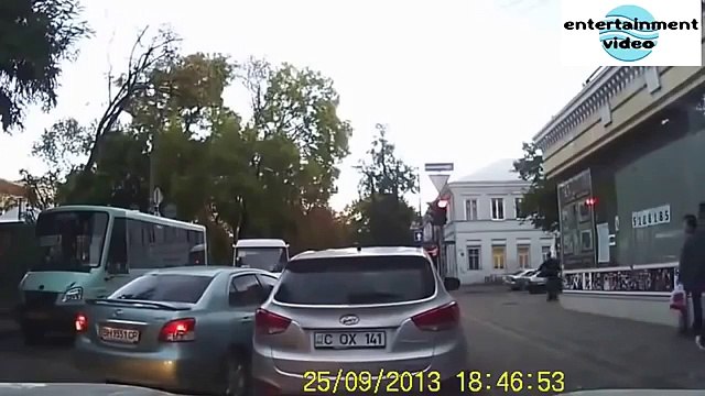 Девушка ударила две машины, проехала на красный и смылась