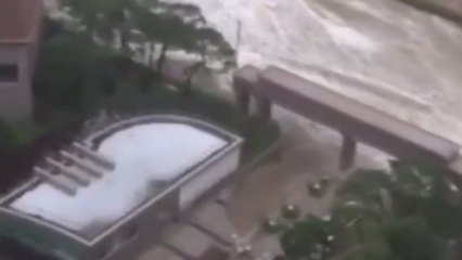 The sea goes wild - la mer dans tout ses etats - tsunami