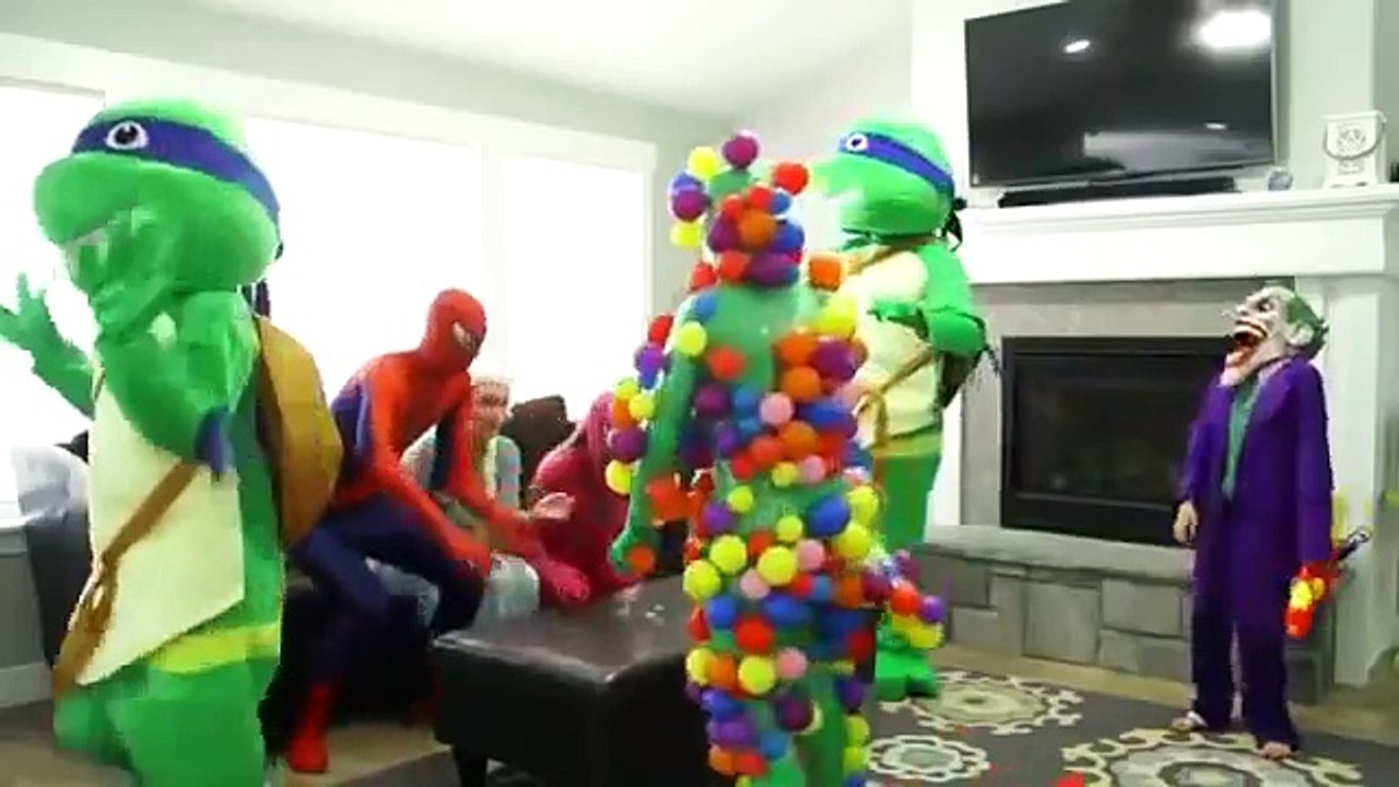 LA REINE DES NEIGES Elsa et les aventures de Spiderman en Français!