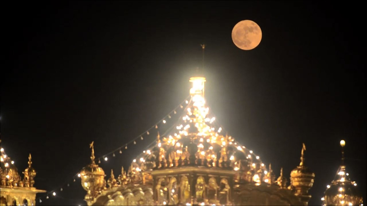 Inde : la "super lune" au Temple d'or d'Amritsar