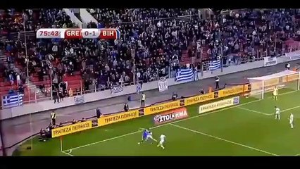 Edin Dzeko baisse le short de son adversaire et prend un carton rouge