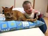 Кот и Ребенок! Очень терпеливый кот!