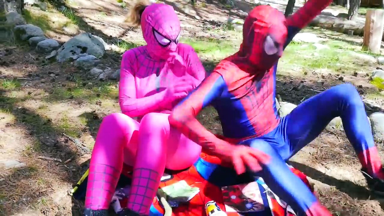 Spiderman vs Frozen Sick Epic Fart! w/ Spidergirl Snake Werewolf Mummy & Superman Funny Superhero :)