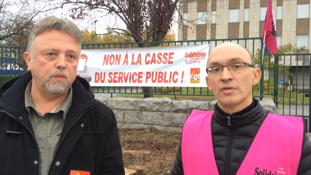 Des agents des impôts en grève manifestent