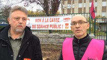 Des agents des impôts en grève manifestent