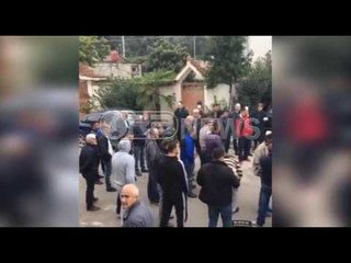 Ora News - Mbrostari kundër ndërtimit të impiantit të plehrave: Bllokojmë autostradën!