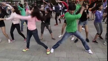 Girls dancing on chittiyaan kalaiyaan bollywood song on street