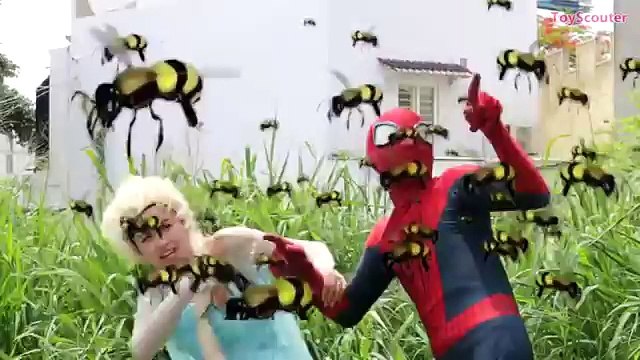 Spiderman et Elsa Frozen La reine des neiges vs Joker! En Français