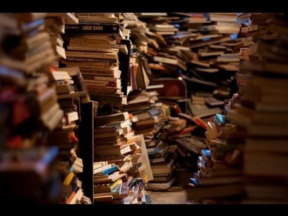Unread books (UNA BARA DI LIBRI)