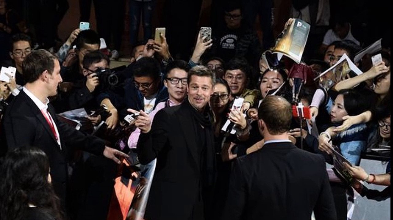 Brad Pitt takes selfies  with fans at Allied  screening in China