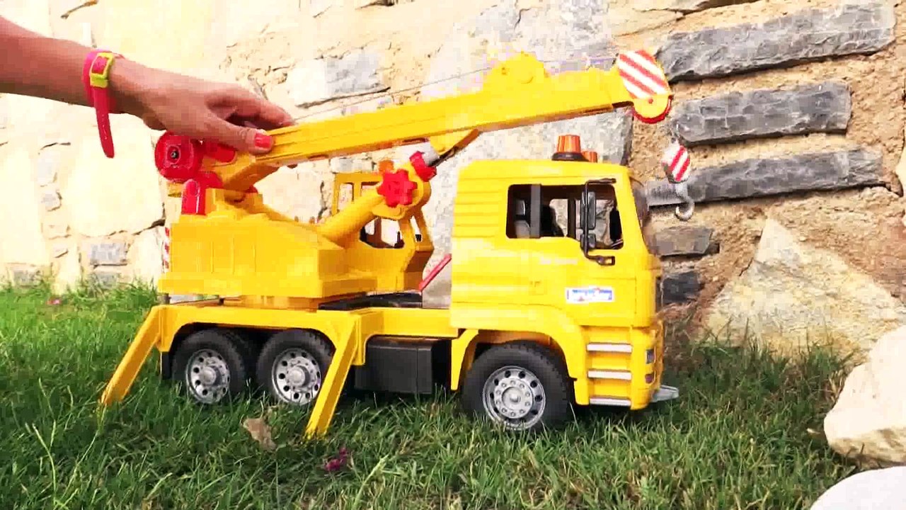 Oyuncaklarla oynuyoruz - Vinç kamyonu acil kurtarma aracına yardım ediyor