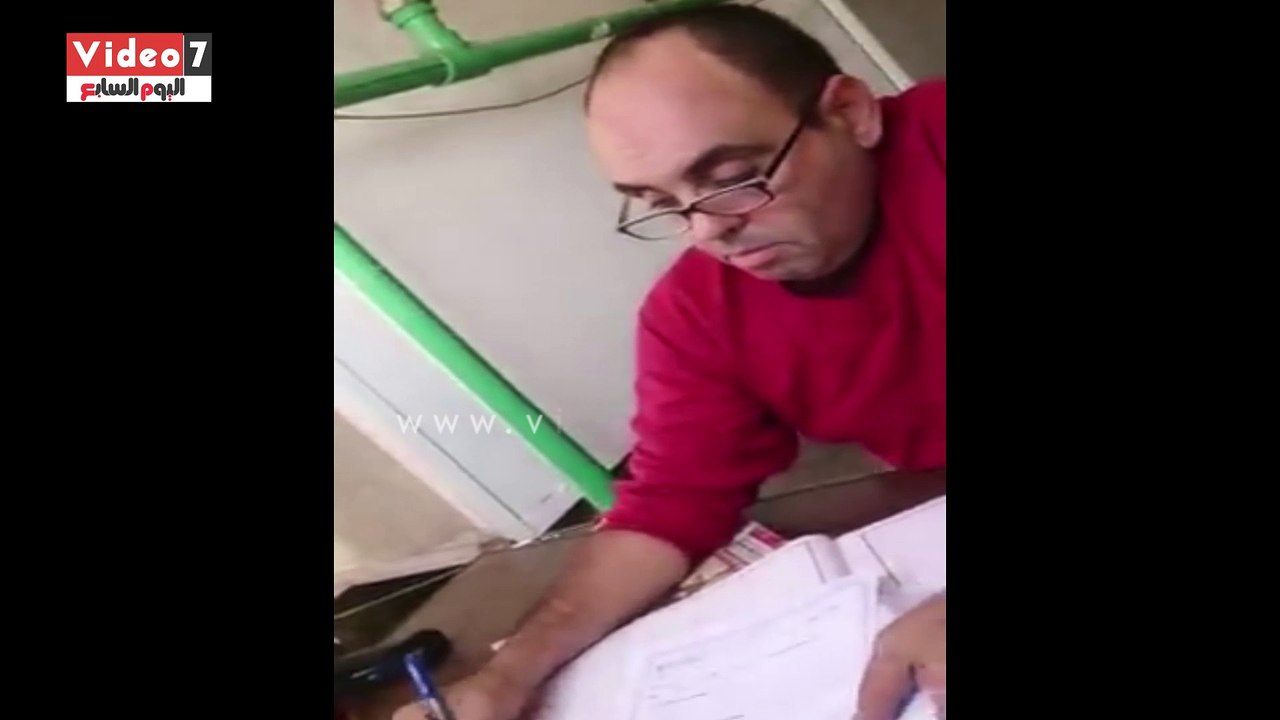 موظف بمحكمة جنوب الجيزة يطلب من المواطنين رشوة عينى عينك