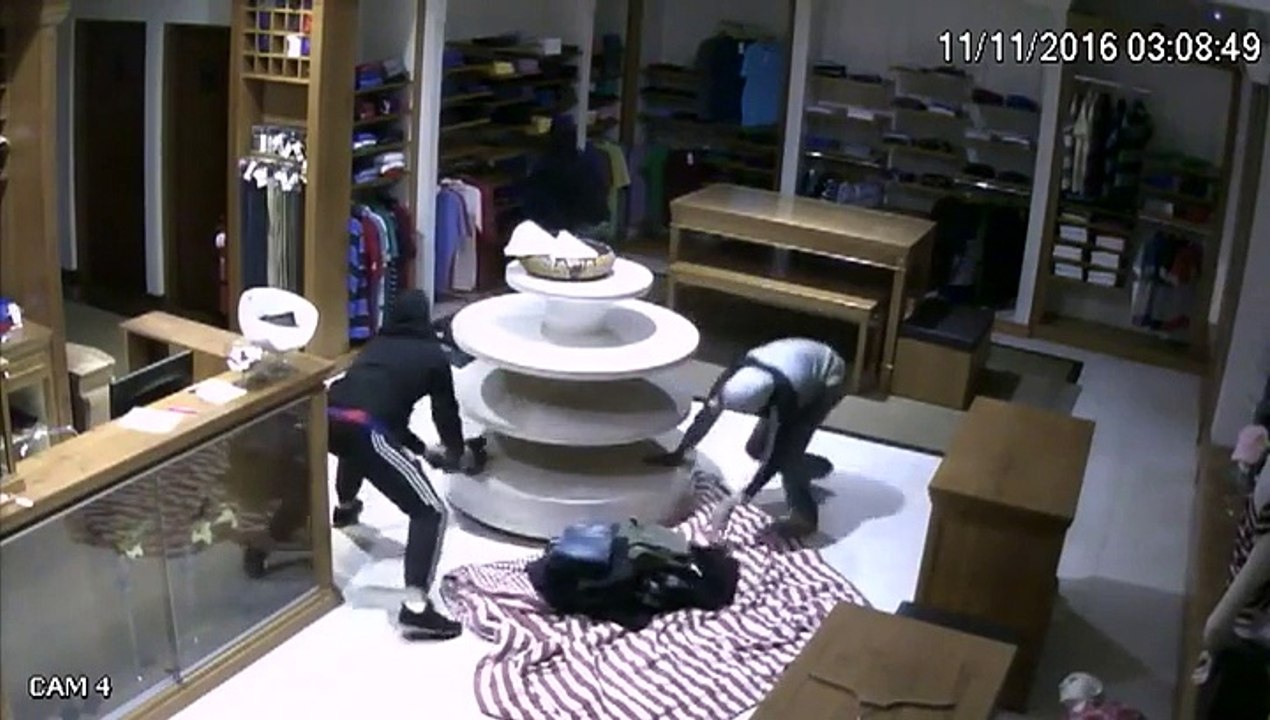 Des voleurs bien organisés pour "vider" un magasin de vêtements et maroquinerie