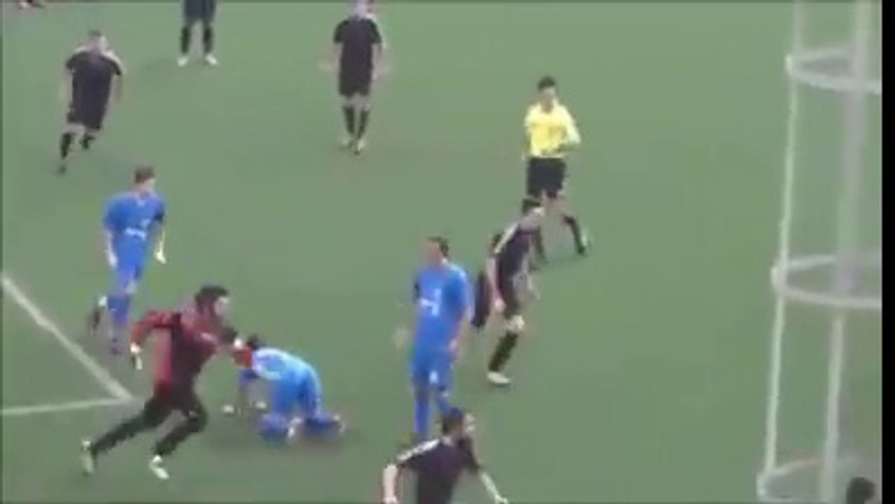 c'est plus du foot ! c'est du catch !!LOL !