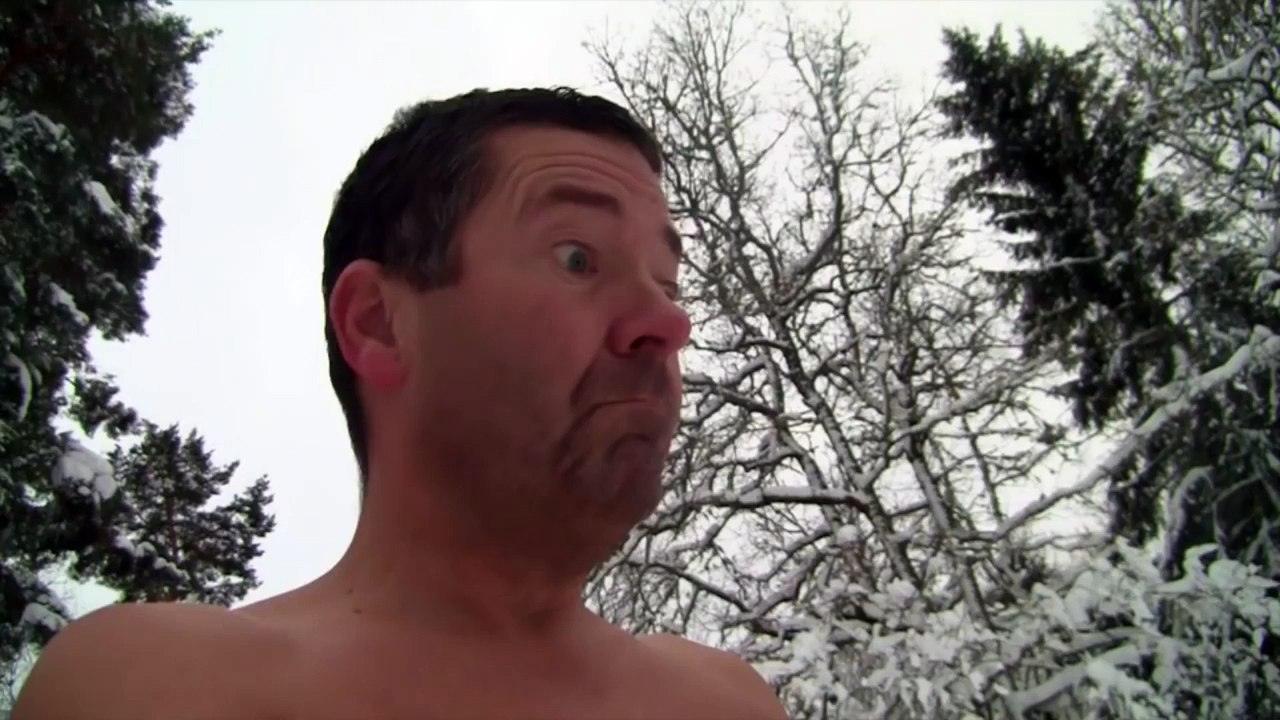 Un norvégien peu vêtu profite de la neige