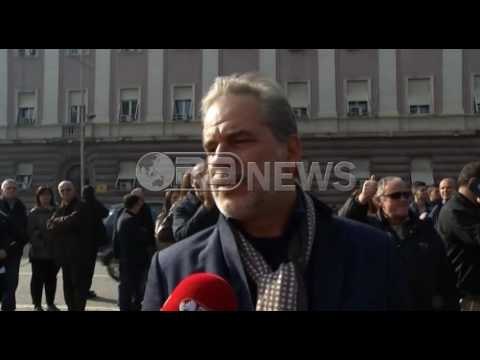 Ora News – Shoqëria Civile protesta përpara kryeministrisë kundër importit të plehrave