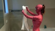 Gerçek Hayat Ft Joker olarak Pembe Spidergirl Vs Venom Bubble Bath Time Fun