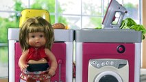La bebé nenuco Pompitas usa su lavadora de juguete y merienda chocolate con nubes Capítulo #14