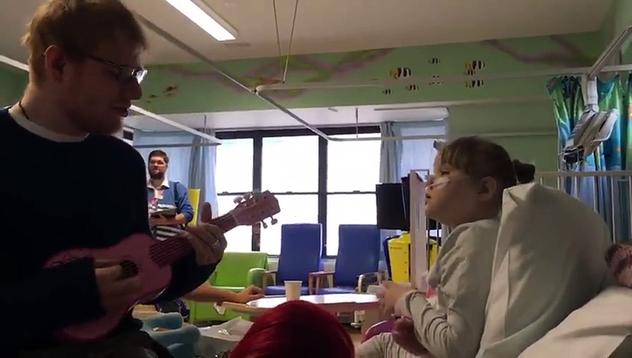 Ed Sheeran visita e canta para pequena fã inter...