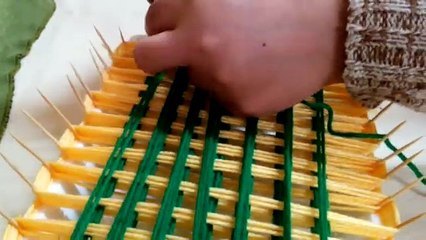 How to Make a Handmade and Easy Carpet - Yarn Projects + Tutorial .