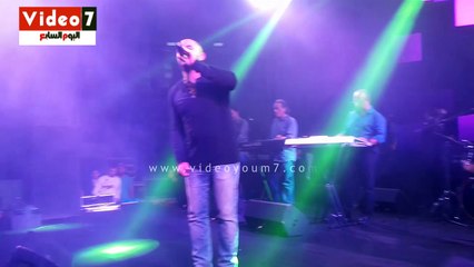 محمود العسيلى يغنى "عايشين" لايف