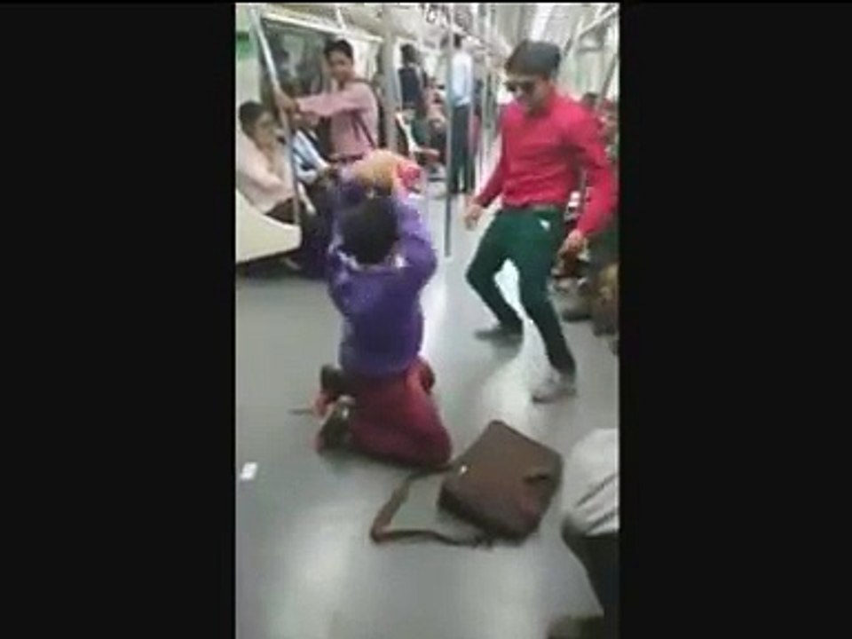 dance in metro_ viral video
