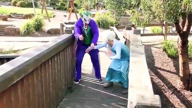 Pembe Spidergirl Vs Joker Tuvalet Savaşı! Örümcek Adam Frozen Elsa Hulk Komik Süper Kahraman IRL w /