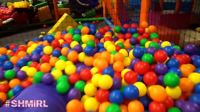 Is Spiderman Kissing Anna Or Elsa? w/ Frozen Elsa, Spiderman, Pink Spidergirl & Joker SHMIRL